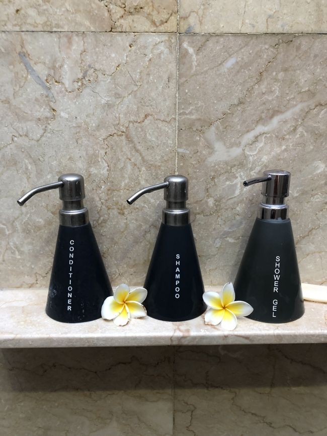 アメニティにはおしゃれにプルメリアが添えてありました