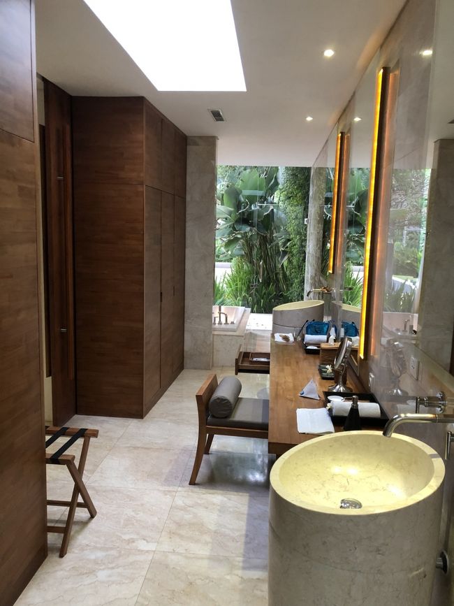 洗面所。ダブルボウル。