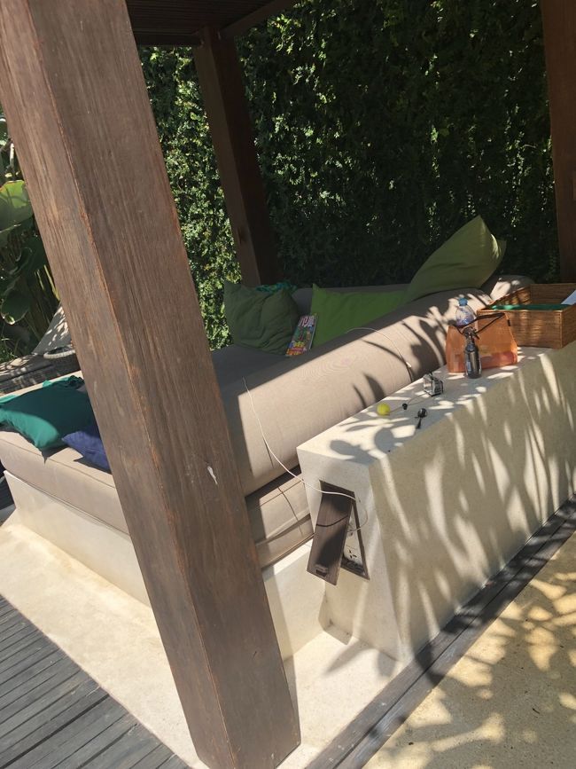 プールサイドで充電もできる素晴らしい設備