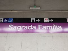 9:00
サグラダ・ファミリア駅に到着。