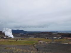 高台からミーヴァトン湖を眺めた後、アイスランド最大の滝・デティフォス(Dettifoss)に向かいます。（約50km）

1号線から川の西側の道（R862）と東側の道（R864）があり、カーナビは東側の道を選ぶかもしれませんが、未舗装です。R862は新しく舗装された道ですので、そちらがお勧めです。駐車場も広く、展望台もあります。ただ、東側の方が滝の真近まで行けるようです。