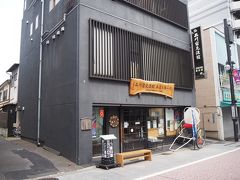 使われてるんだか使われてないんだかよくわからない人力車がある、品川宿交流館。