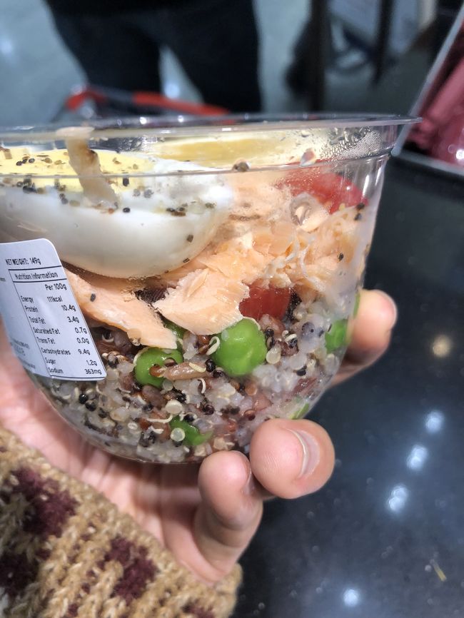 小腹が空いたので、ターミナル1にある自然食品のコンビニへ。キヌアとサーモンと卵のサラダを買って食べる。確か500円くらい。日本でも気軽にこうゆうサラダが買えれば良いのに。
