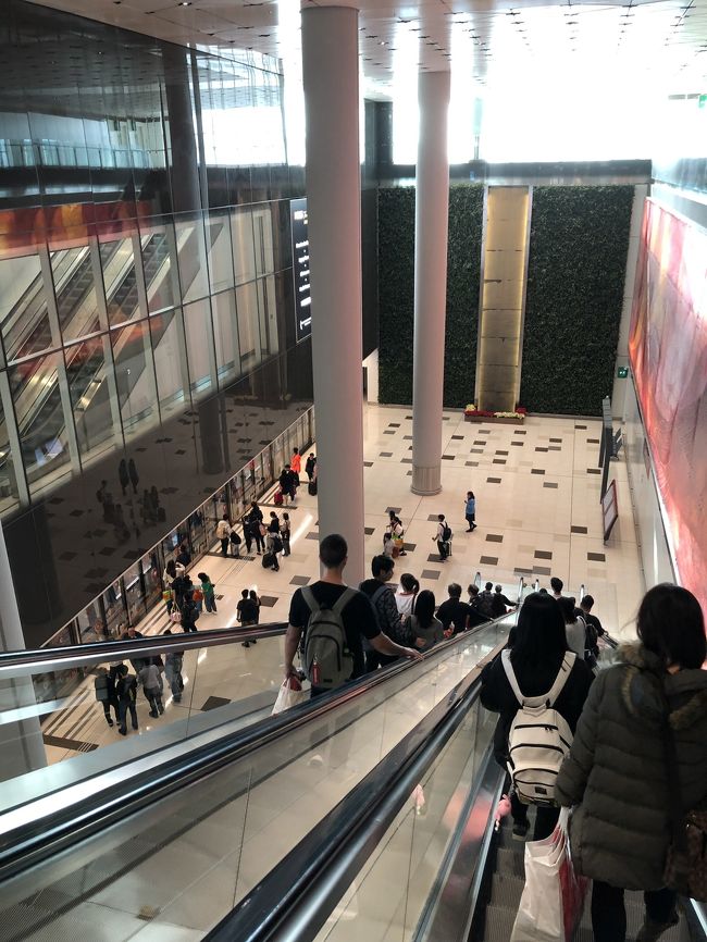香港空港に到着すると、長いエスカレーターから、電車に乗って第1ターミナルへ移動する。