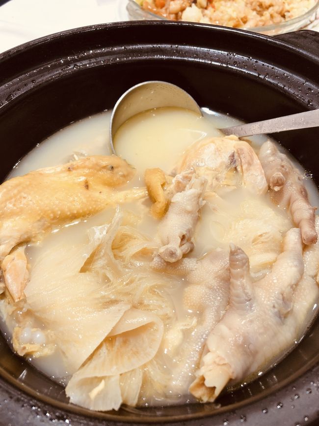 フカヒレと鳥のスープをいただく。スープが黄色くなるほど煮込んだミルキーで濃厚なチキンスープを堪能できる。どうしたらこんなに濃いチキンスープが取れるのだろうか？飲み終えた後の、口がテュルテュルするほどコラーゲンもたっぷりでした。鳥の脚が、美味しい。