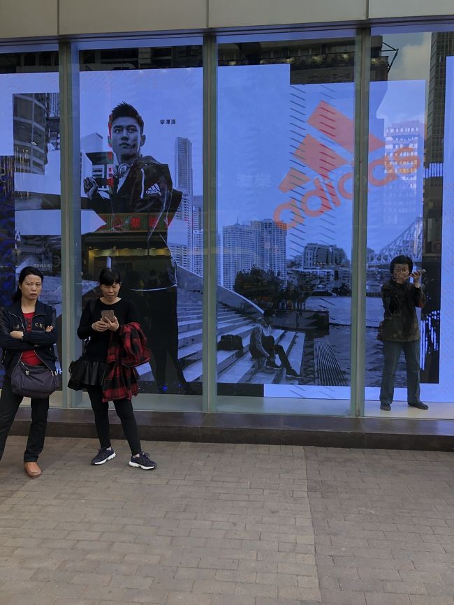 ホテル近くのショッピングモールのアディダスで、店の中から隠れてお電話中の人を発見。外から丸見えなんです。