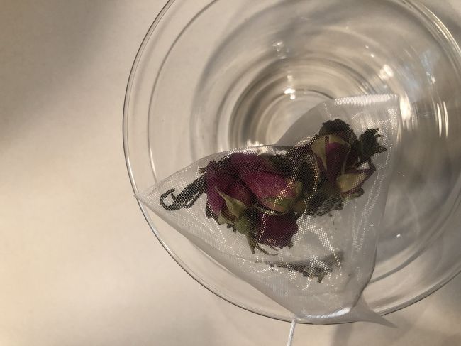 お茶類も豊富。さすが香港！とりあえずローズ烏龍を選択。バラの甘い香りがするのに烏龍茶でスッキリ。