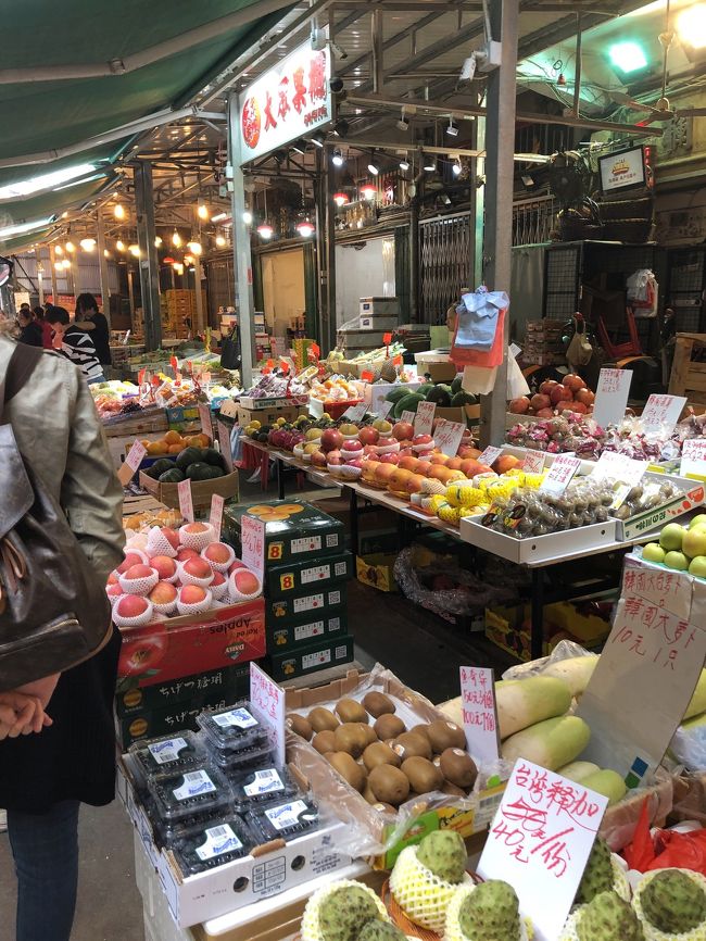 道すがら、果物屋さんも軒を連ねる。日本の果物もかなり並んでる。
