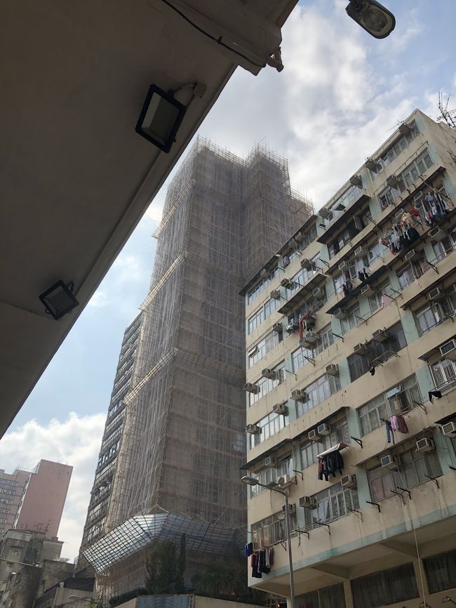 日本人からすると、ビルの高さも地震とか大丈夫なのかと心配になる高さ。そして、工事現場の足場が全て竹でできていることに驚愕する！