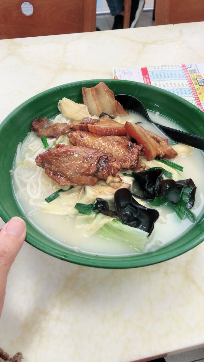 うん、普通に美味しい。きっと何かの賞をいただいたシェフがプロデュースしたチェーン店（笑）。薄味の煮麺に、上に乗ってる甘辛いお肉が良いアクセントになって美味しい。よかった。