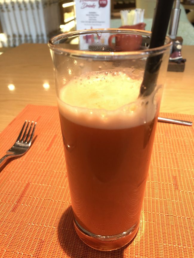 ランガムプレイスのホテルの朝ビュフェには、フレッシュフルーツをジュースにしてくれるサービスがあり、人参とりんごを絞ってもらう。朝から贅沢させてもらってる。