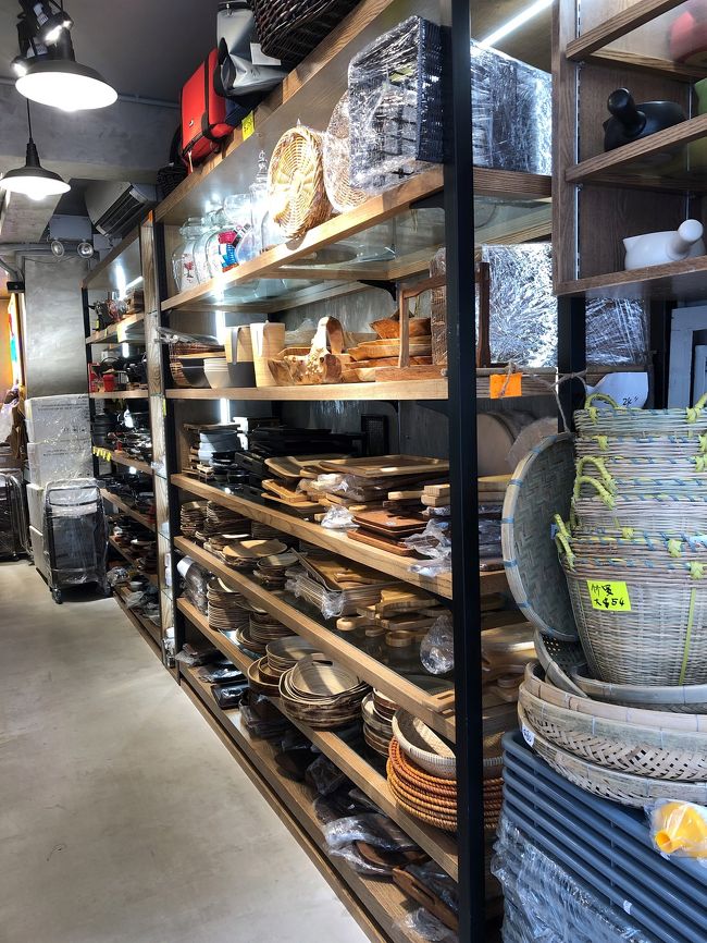 さて、目的地に到着…？かな？<br />たしかに、台所用品が売ってる。売ってるけど、思ったより少ないかな。龍の形の型抜きを買おうかと思ったのだけど、かなり高価で断念した。<br />帰国して今思うと、なかなか行ける場所ではないので、やはり買えばよかったと、少し後悔してる。