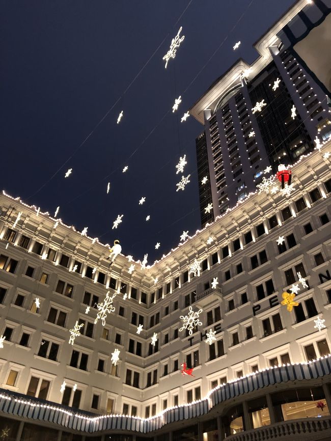 夜は、旦那と一緒にオーシャンターミナルと言うショッピングセンターへ。この時期、香港の街中はクリスマスの音楽で溢れてる。こちらはペニンシュラホテル。