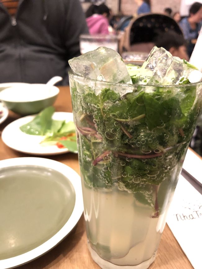 モヒートは、半分以上がミント 笑<br />ここから、私の人生ミントたっぷりのモヒートが好物になる。