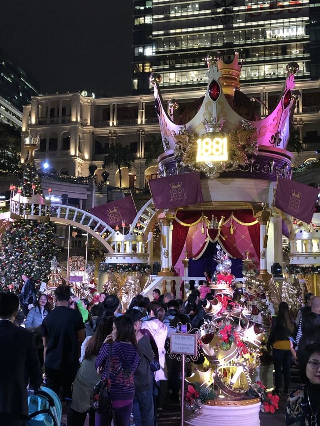 若者のデートスポット。イルミネーションが綺麗で、カラフルな南京錠がたくさん壁にかかっていた。多分、恋人同士がその南京錠に願いを書き、鍵を閉めて持ち合うのだろう（想像）。