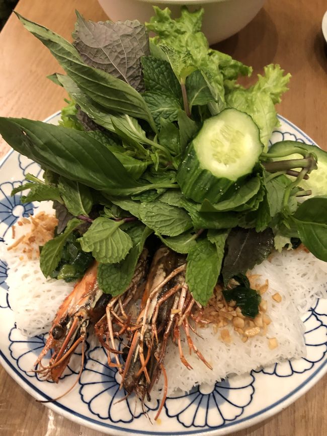 こちら、バーミシルと言う素麺を茹でて板状にしたものを、レタスで包んでミント、バジル、シソの葉、あと…何かのハーブをどんどん乗せて、ソースをつけて頂く。初めて食べたけど、これも大好物になりました。