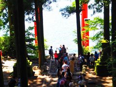 湖畔の「平和の鳥居」

外国人に人気のスポットで、沢山の外国人が並んでいます。

本殿は3月に来た時に見たので今回はパス。