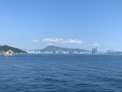 釜山のビーチエリアで海を臨む高層マンション群が見えてきます。港の周辺を含めて、相当に再開発が進んでいました。