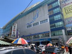 チャガルチ市場です。釜山の築地。移転してしまったどこかの街と違って、とても活気があります。