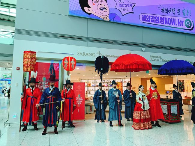 仁川空港にいた方々。<br />イベントなんだと思うけど、<br />声かければ一緒に写真撮ってくれるみたいだけど一人旅なので断念します。勇気が、、。