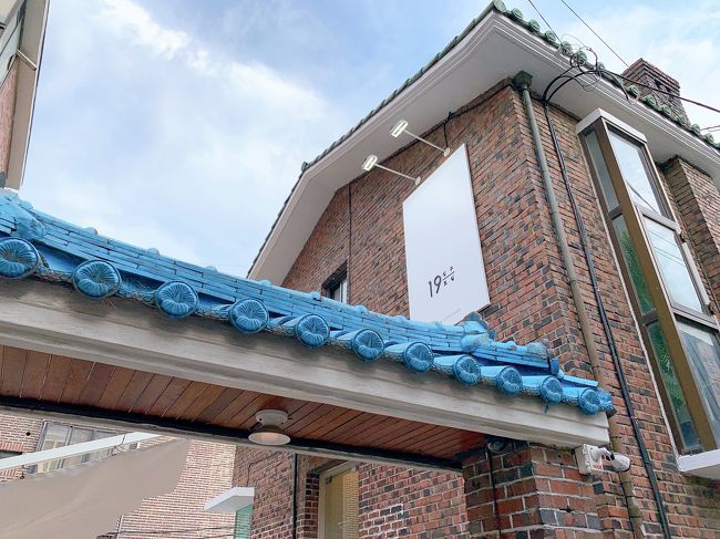 そんなこんなで高速ターミナルのあと弘大へ<br /><br />1度来てみたかった「カフェ 19号室」(room19)<br />小説、19号室へ を元に作られたカフェ<br /><br />こちらもドラマ「この人生は初めてなので(だから)」にでてきた小説より