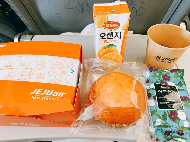 チェジュ航空 Fly Bag+<br /><br />お土産大量購入を見越して受託手荷物20キロにしたら！軽食付きというけどしっかりしすぎててびっくりしたしオレンジジュースが美味しい！<br /><br />いい旅の締めくくりになりました！