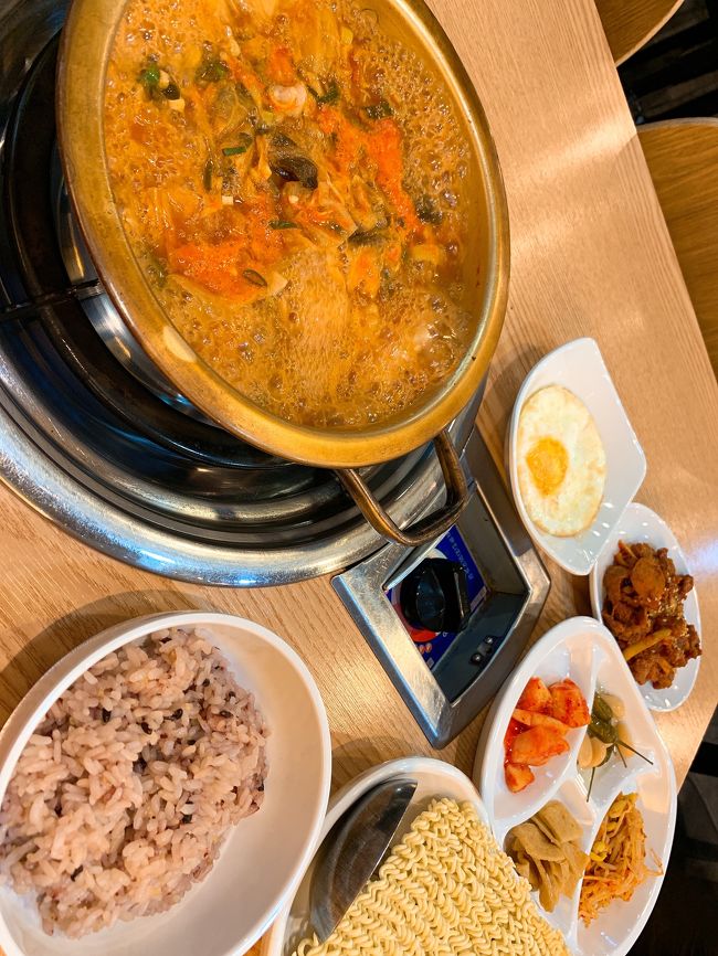 キムチ鍋セット～！<br />たっぷり！おなかいっぱい！！<br /><br />広い店内で人もいないのに何故か隣に座ってきた日本人カップルが「みてーあの人全部食べれんのかな？！」ていってた、、、<br />たべますともよ、、、<br />(そのあとお話したけど素敵カップルでした<br />日本人だとおもわなかったらしい)