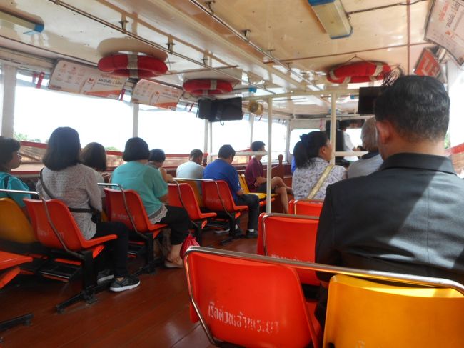 タイは足を組むこと足の裏を見せることはマナー違反で<br />そのせいかいすが高く　女の人なんかは下につかず足をぶらぶらして座ってて<br />ちょっと笑ちゃいます