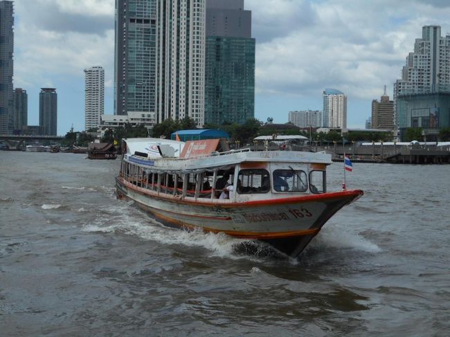 ボートが来ました<br />オレンジ色の旗が付いているのが目印