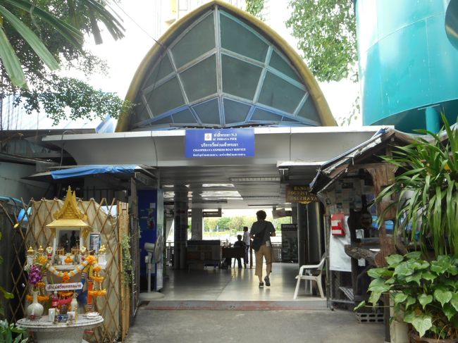 ホテルを出て右に5分程で　シープラヤという桟橋があります<br />ここからワットポーを目指します