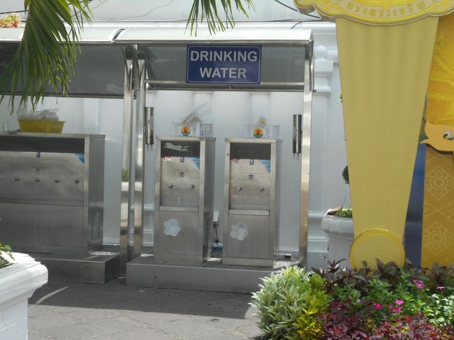 冷たい水飲み場　皆さん飲み終わったボトルに汲んでました