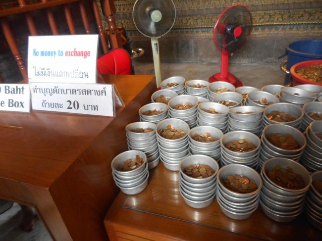 ２０バーツを見たこのないほど細かい硬貨に変えて壁際に並んでいる鉢に<br />少しずつ入れて行くお布施のやり方です<br />ワットポーは３、４回は来ていますが初めてでした