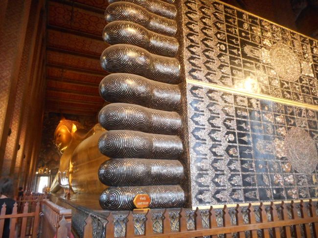 １０８の細工画が描かれた足の裏<br />なんとここまでの偏平足は超人の証だという<br />ちなみに私も若干偏平足です