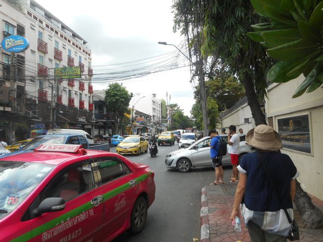 お昼ご飯を食べにカオサン寄ります<br />昔は泊まったりカンボジア国境へのバスを申し込んだりしましたが<br />LCCが飛ぶようになり格安航空券の需要が少なくなって様変わりしました
