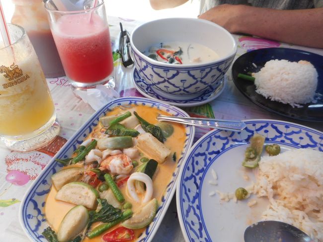 カオサンロードの1本裏の屋台で<br />いつものことながら　食べ始めて写真を思い出すと言うがっついてる夫婦です