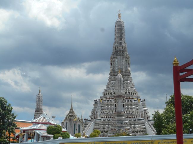 川向うはワットアルン<br />お参りが終わったのでまた曇って来ました