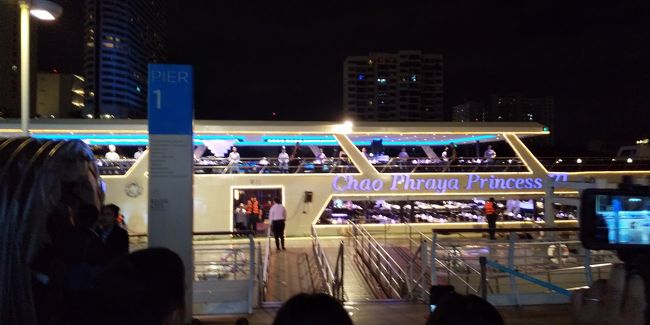 音楽を鳴らしながら船が横付けされ　船によって違いますが踊ったり楽器を演奏したり　ゲストを盛り上げます