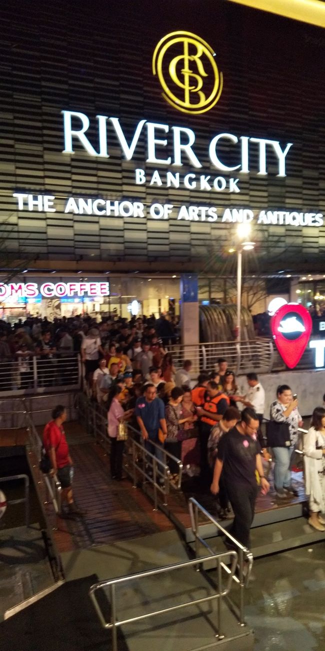 いよいよ乗り込みます<br />この出発地のリバーシティはホテルの隣で渡り廊下で繋がっています