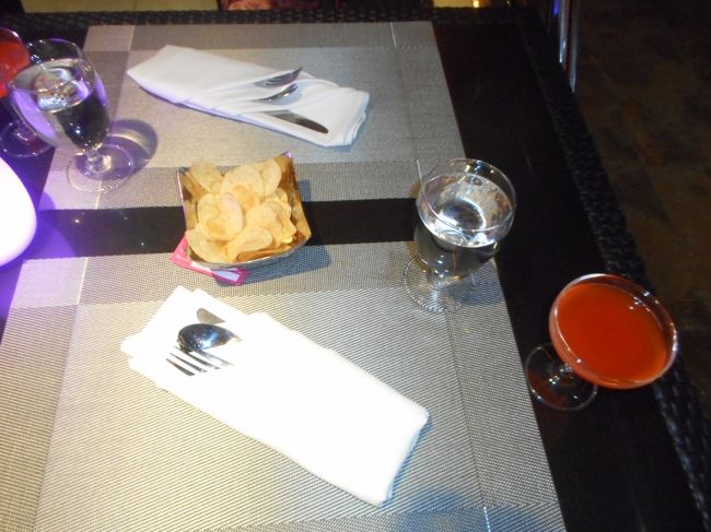 席は決まっていて窓際でした<br />カクテルとポテトチップスが置かれてました