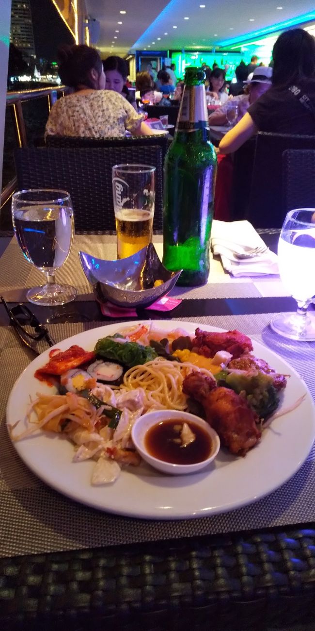 ビールは大瓶だけど２５０バーツします<br />ビュッフェは豊富な品揃えでどんどん補充され<br />お寿司もありました