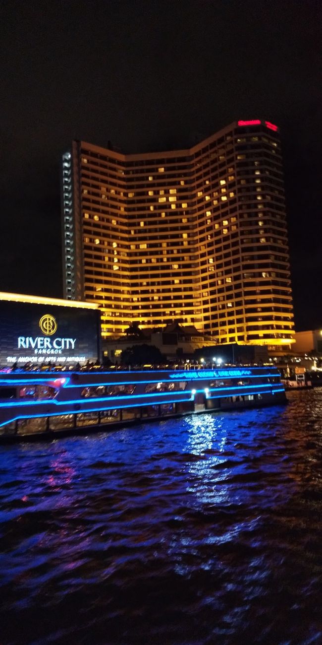 宿泊しているホテルとリバーシティ