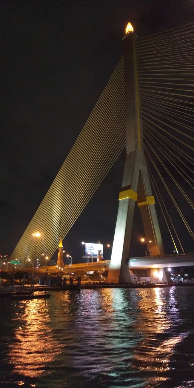 写真だと静かな雰囲気ですが歌あり踊りありの2時間ほどのクルーズ中　大音量で音楽を流しっぱなしで<br />日本なら即クレームだなと思いました<br /><br />