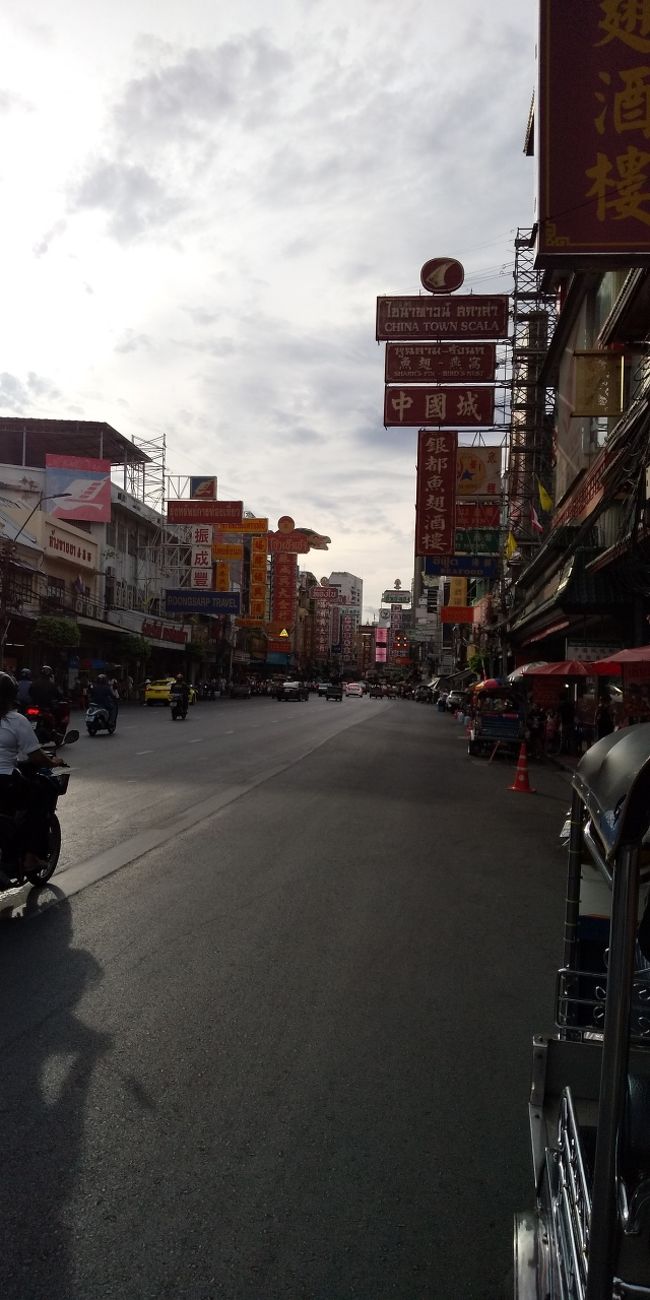 ヤオラワート通り<br />日が暮れてからが屋台が出て賑やかになるそうで<br />ぶらぶら歩き