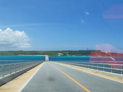 伊良部島を目指します
伊良部大橋を渡りました
海きれいすぎる～