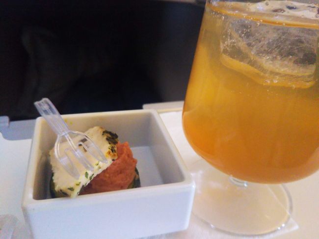 離陸してしばらくして食前酒のサービスです。オリジナルのシャンパンカクテルを注文。複雑な味に香なカクテル