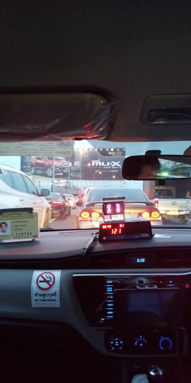 タクシーで空港へ<br />大渋滞でしたが18時のチェックアウト後そのまま出たので　安心して<br />すごいねーなんて見ていられますタクシー代安いし<br />メーターが２８１バーツ高速代１２０バーツで４２０バーツ置いてきました<br />行きは運転手さんが３０バーツ多く言ったようですね(笑）<br />高速代安くていいなあ<br />