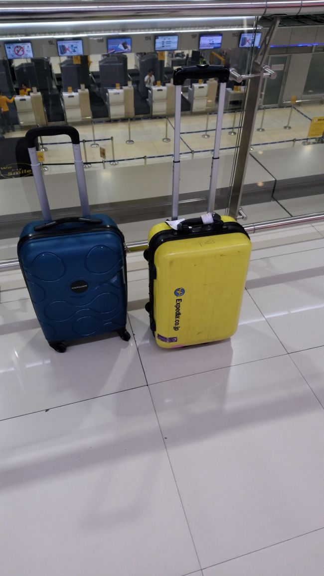 右のエクスペディアで当たったスーツケース1個で来ましたが<br />東急で左のスーツケースを今回買い足しました<br />持ち込み可能なサイズで今後ともLCCで行く気満々です