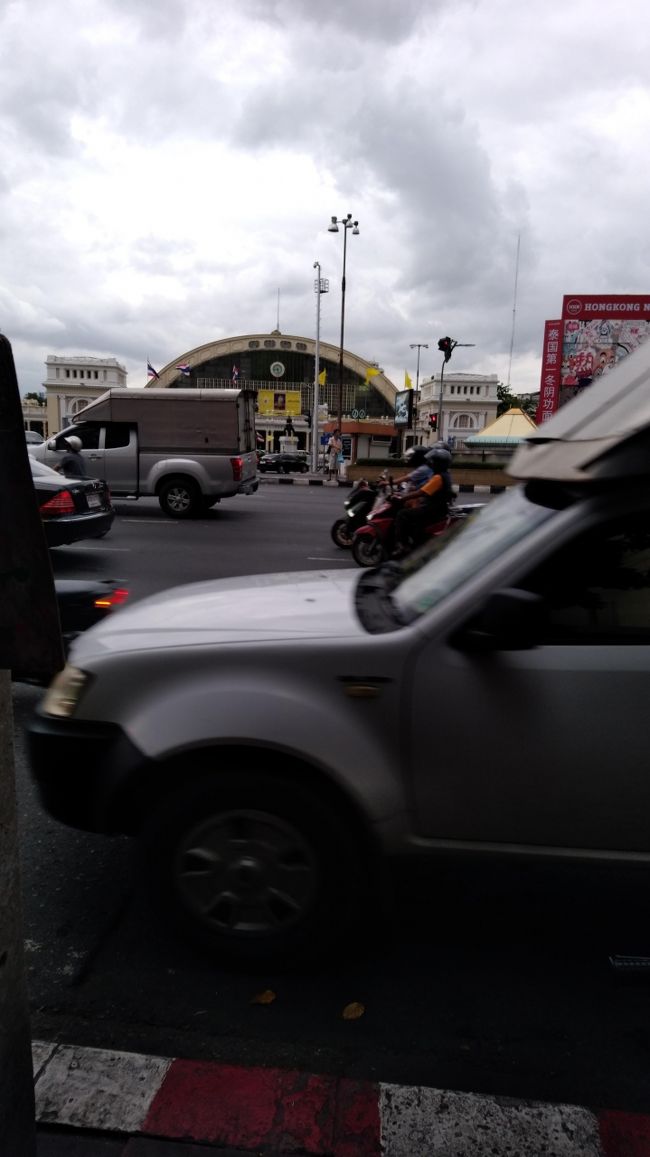 結局思い出いっぱいのホワランポーン駅で国歌を聞き<br />駅前でご飯を食べました