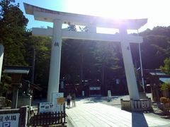 14時、諏訪大社上社本宮に到着。お参りした。
樹齢千年の欅や、御柱など巨木が多くあった。