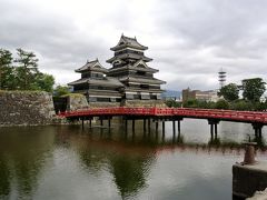 その後、小牧から中央高速に入るつもりで走っていたが、四日市ジャンクションで車のナビが伊勢湾岸道路を指示、疑心暗鬼ながらもそのまま進み、東海環状道から中央高速に入った。小牧を通るのと比べると料金は90円高いが、時間はほぼ同じ。名古屋高速混雑していれば「あり」かもしれない。
松本城近くの市営開智駐車場に16時前に到着。